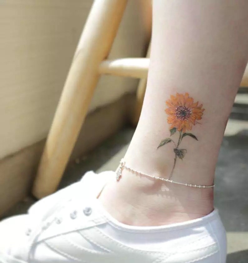 点击大图看下一张：小腿处一朵漂亮的向日葵纹身图案