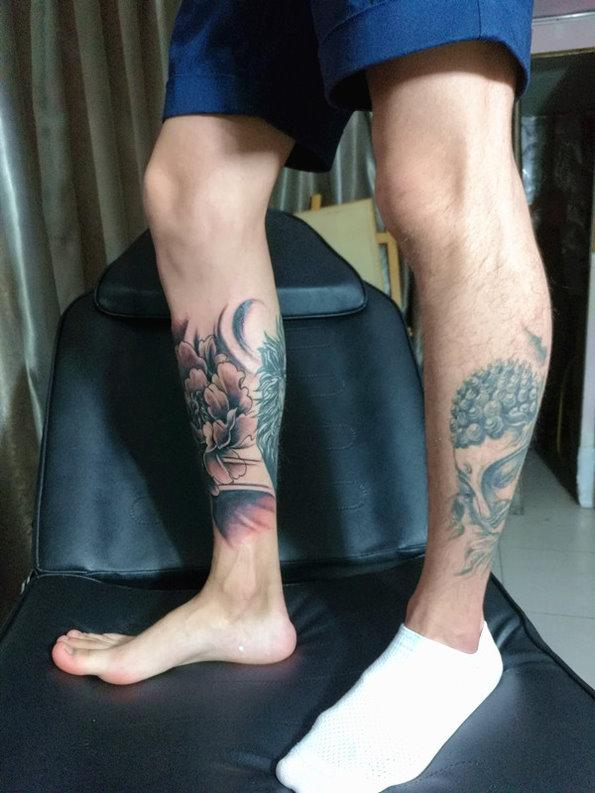 点击大图看下一张：男士双腿部个性图腾纹身图案