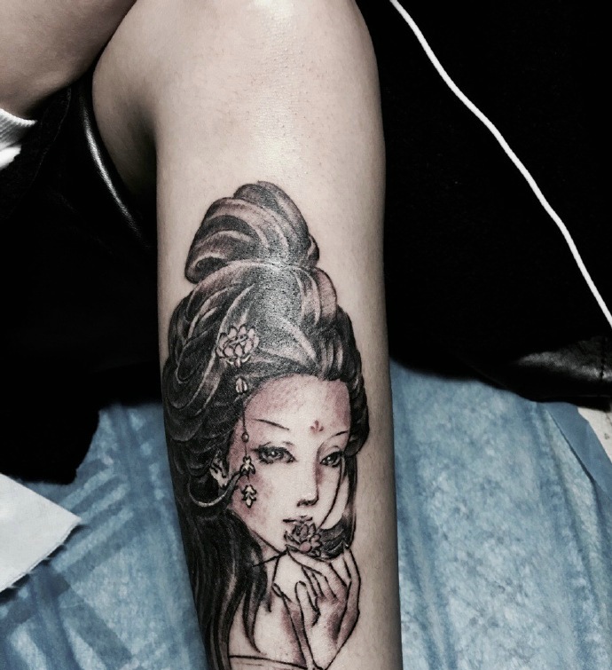 点击大图看下一张：小腿处老传统精致花妓纹身图案