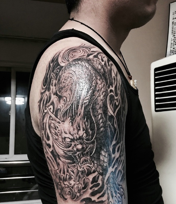 点击大图看下一张：大臂经典十足的麒麟纹身图案