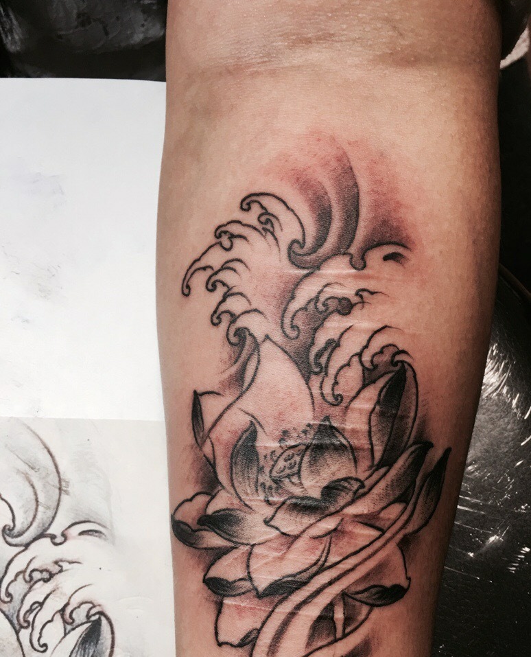 点击大图看下一张：精美的手臂莲花纹身图案很漂亮