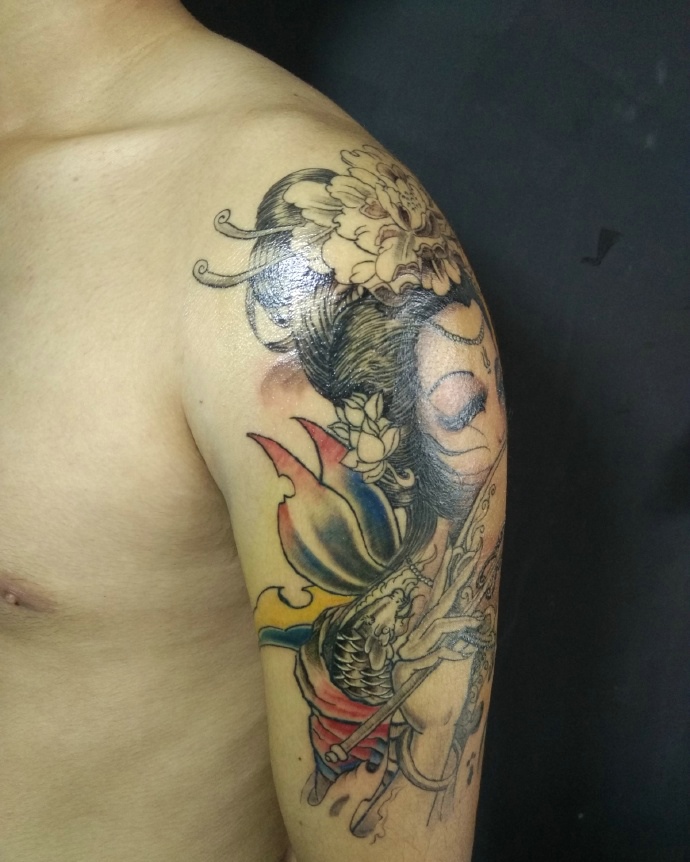 点击大图看下一张：鲤鱼与花妓混合的花臂纹身图案