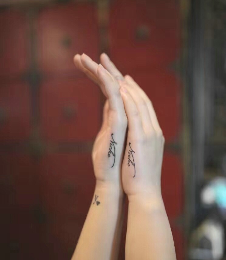 点击大图看下一张：手掌缝上的情侣简单英文纹身图案