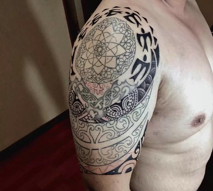 点击大图看下一张：经典传统的大臂图腾纹身刺青
