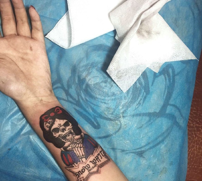 点击大图看下一张：个性骷髅与英文混合的手臂纹身图案