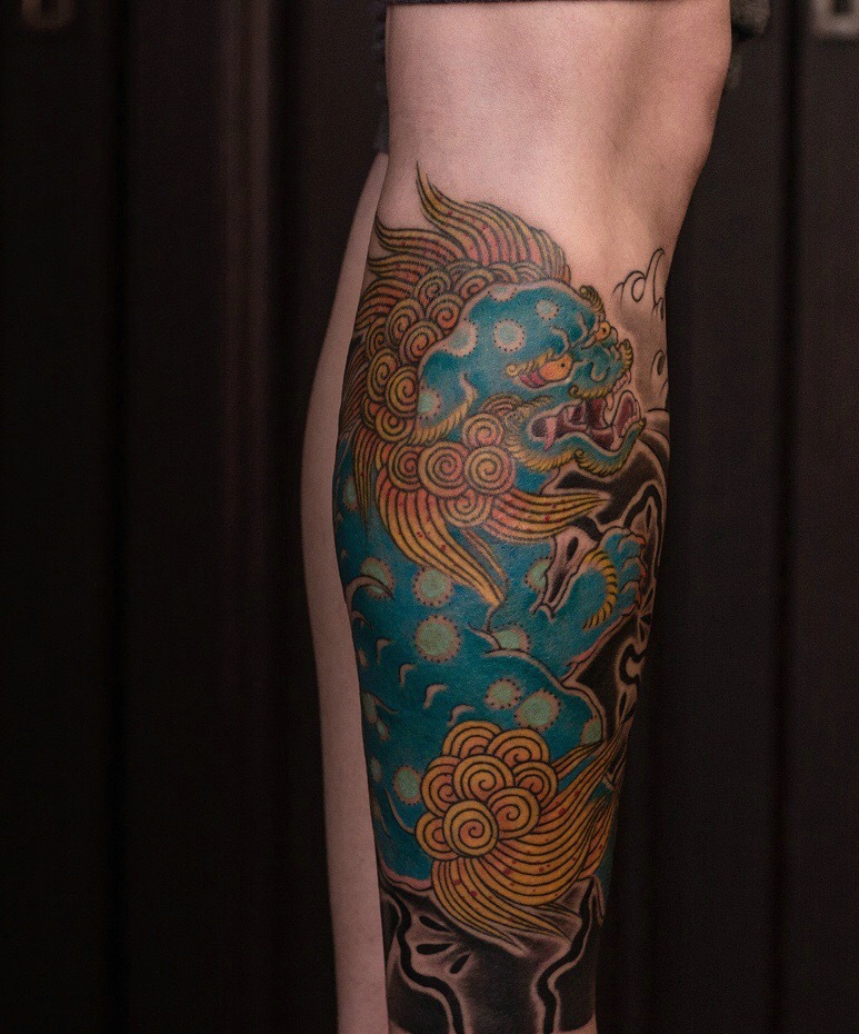 点击大图看下一张：小腿侧边彩色传统唐狮纹身图案