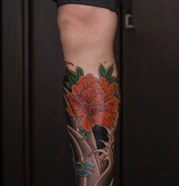 点击大图看下一张：包小腿彩色牡丹花纹身图案很抢眼