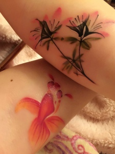 一款有趣味的手臂水彩情侣纹身图案