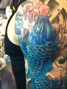 大臂一只耀眼的蓝鲤鱼纹身图案