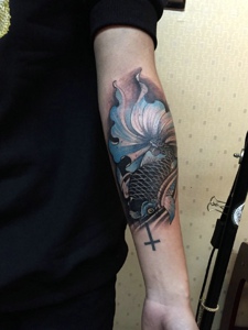 手臂花朵与鲤鱼混合的纹身图案