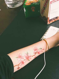 手臂小清新唯美花朵纹身图案