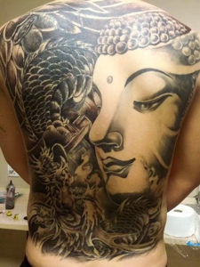 龙与佛祖混合的满背纹身图案