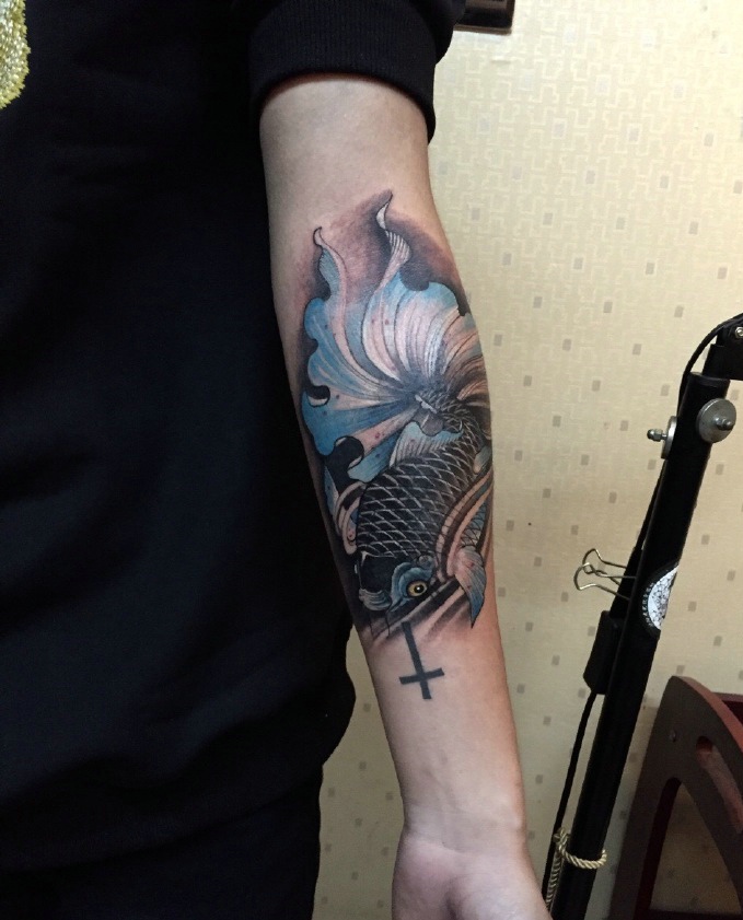 点击大图看下一张：手臂花朵与鲤鱼混合的纹身图案