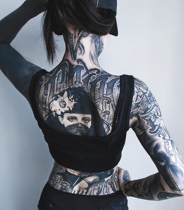 点击大图看下一张：一组欧美女性火辣辣的满身纹身图案