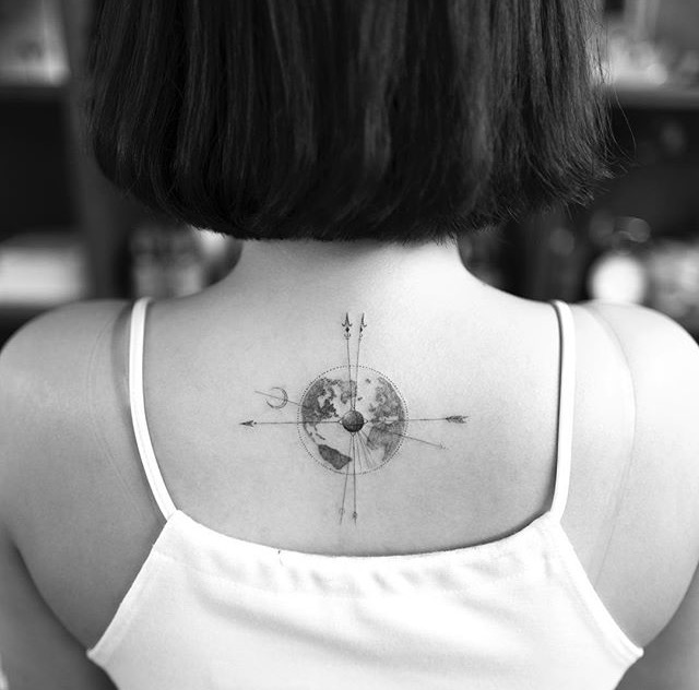 点击大图看下一张：一组女生后背简约小图案纹身刺青