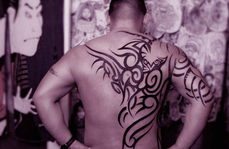 点击大图看下一张：80后男士后背经典图腾纹身刺青