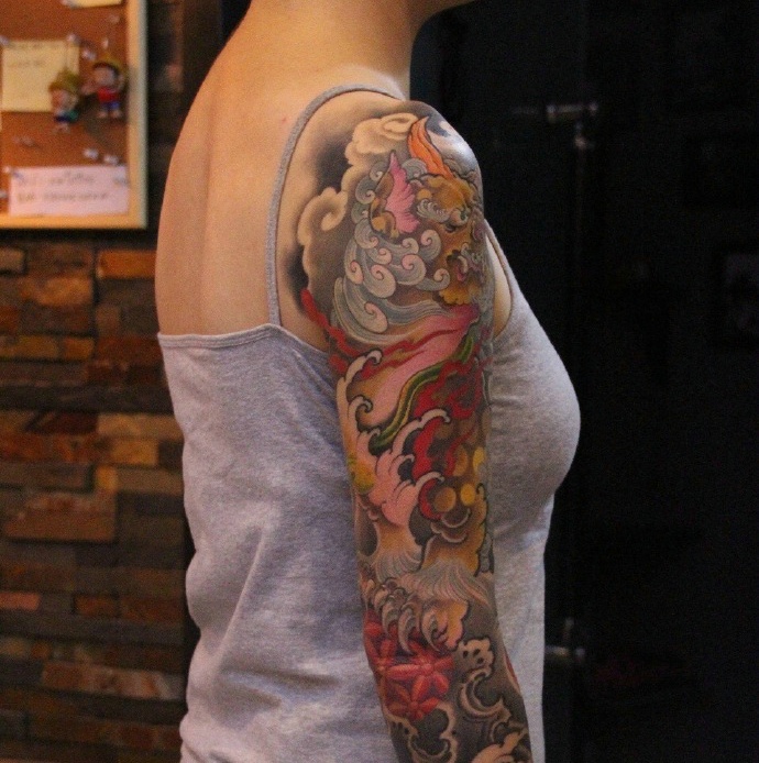 点击大图看下一张：颜色丰富的花臂纹身图案很抢眼