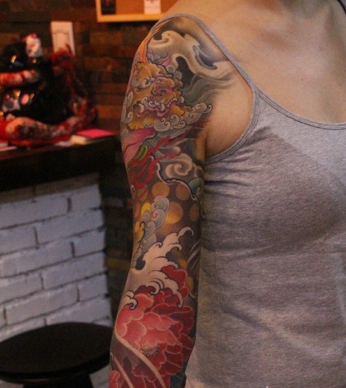 点击大图看下一张：颜色丰富的花臂纹身图案很抢眼