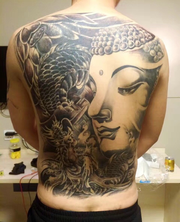 点击大图看下一张：龙与佛祖混合的满背纹身图案
