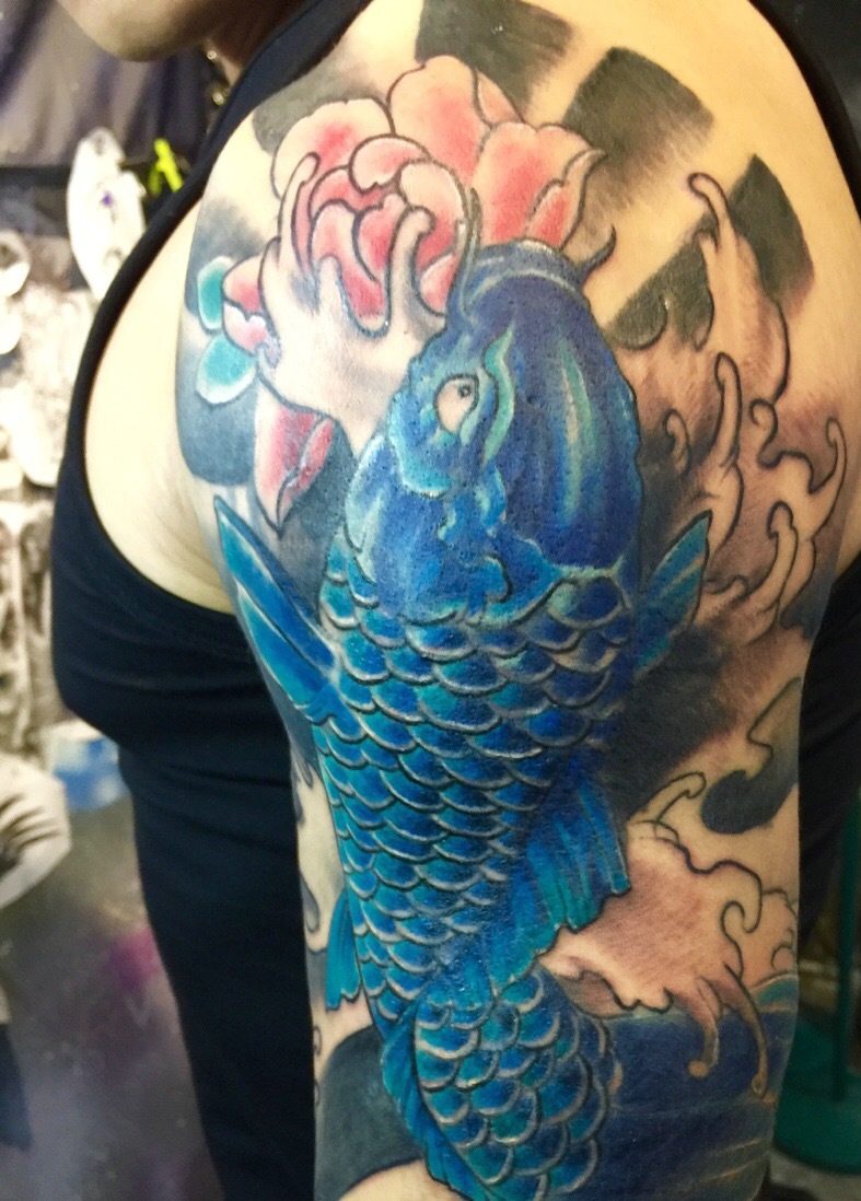 点击大图看下一张：大臂一只耀眼的蓝鲤鱼纹身图案