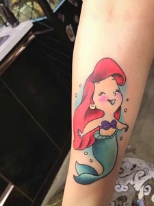 手臂卡通彩色美人鱼纹身图案