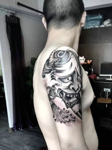 个性男士手臂黑白小般若纹身图案