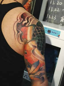 男士大臂一款彩色鲤鱼纹身图案