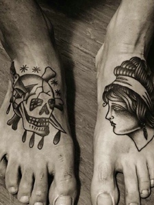 双脚背个性有趣的图腾纹身刺青