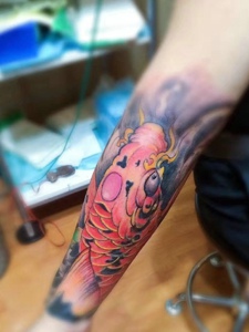 惊艳动人的手臂红鲤鱼纹身图案