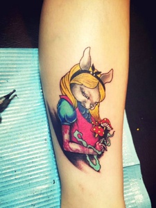 手臂一款彩色卡通小猪纹身图案