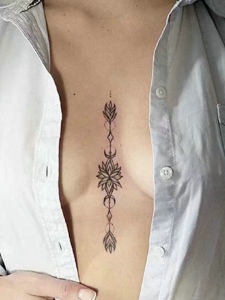 性感美女胸前有着诱人的纹身图案