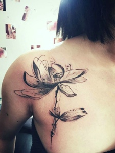 爱美女孩胸前一朵莲花纹身图案