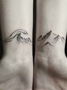 适合情侣的手腕雪山纹身图案