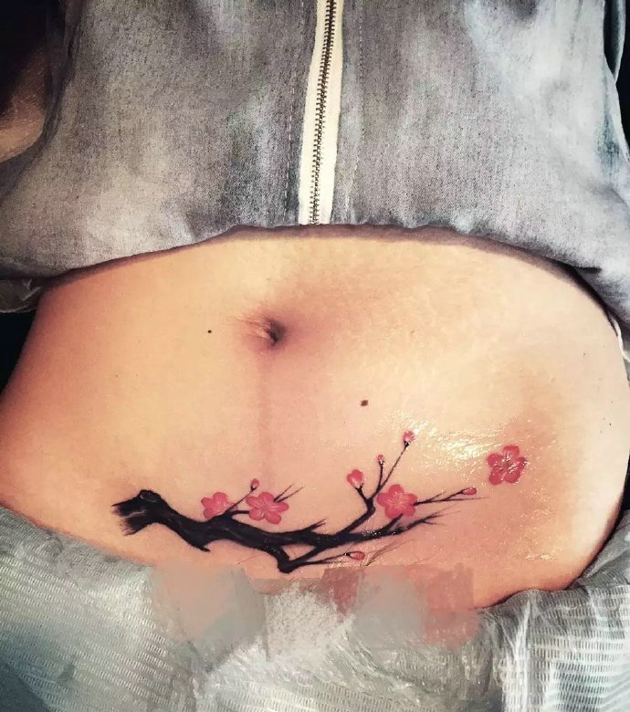 点击大图看下一张：适合辣妈的一款腹部梅花纹身图案