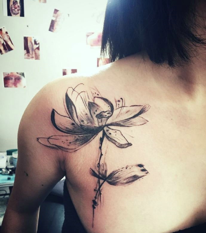 点击大图看下一张：爱美女孩胸前一朵莲花纹身图案