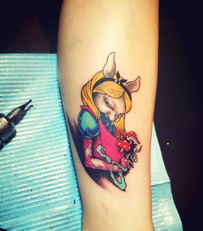 点击大图看下一张：手臂一款彩色卡通小猪纹身图案