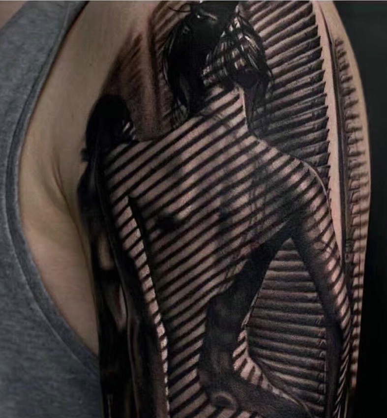 点击大图看下一张：落隐落现的大臂3d美女背影纹身图案