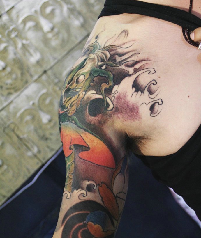 点击大图看下一张：男士大臂一款彩色鲤鱼纹身图案