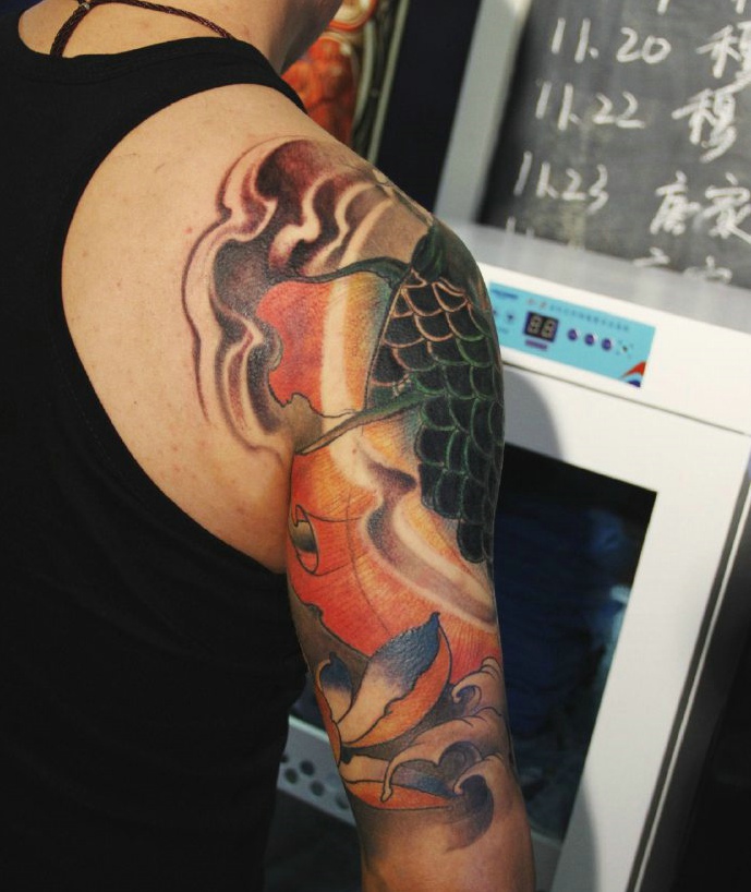 点击大图看下一张：男士大臂一款彩色鲤鱼纹身图案