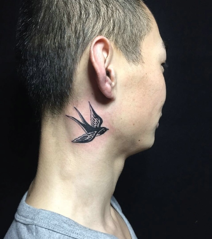 点击大图看下一张：飞在男士耳边上的一只小鸟纹身图案