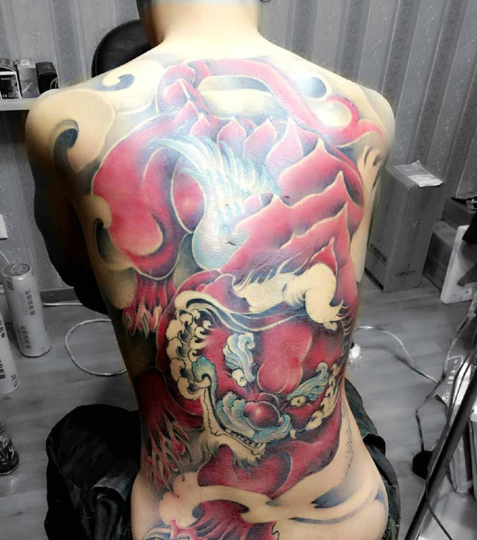 点击大图看下一张：一款满背红貔貅纹身图案霸气十足