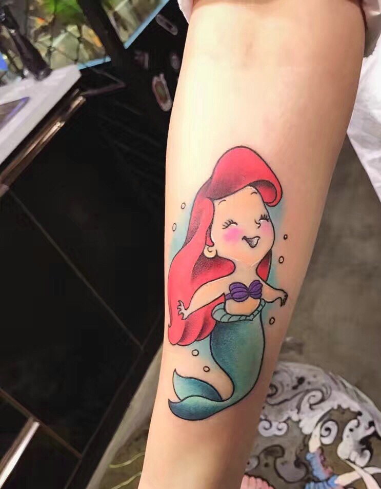 点击大图看下一张：手臂卡通彩色美人鱼纹身图案