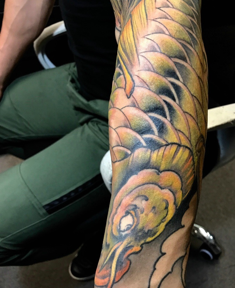 点击大图看下一张：包手臂彩色鲤鱼纹身刺青有活力