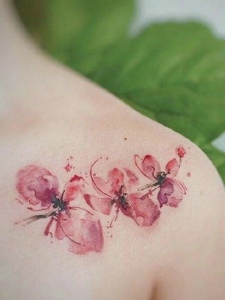 性感女孩香肩上的花朵纹身图案