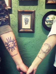 有趣的太阳与月亮手臂情侣纹身图案
