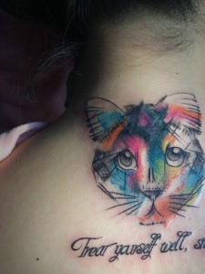 水彩猫头与英文一起的后背纹身图案