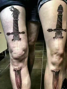 腿部外侧3d情侣刀具纹身图案很惊人