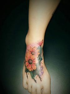 脚背鲜艳夺人的彩色花朵纹身图案