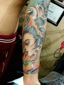 手臂一枚精致漂亮的彩色花妓纹身