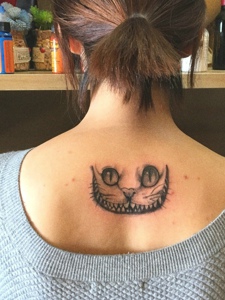 女生后背一只呆萌的小猫纹身图案